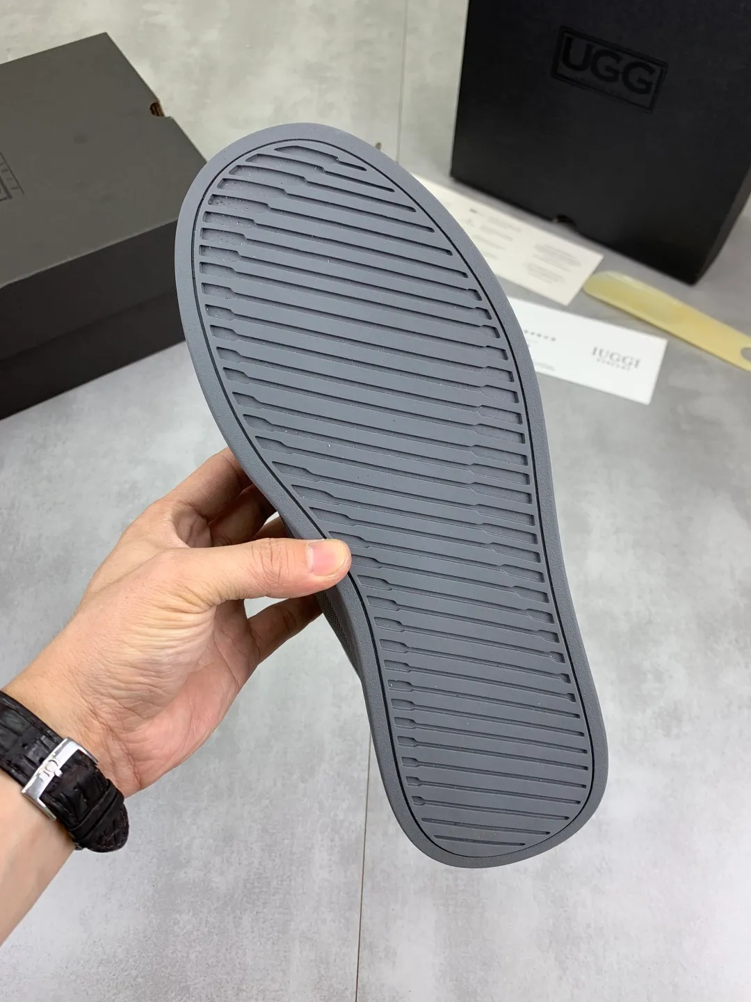 Men's shoes 💰P640 New arrival 🆕🆕🆕 New IUGGI men's shoes. Real cowhide on the outside. Australian wool on the inside. Lightweight and easy to put on. The brand logo has a high-end feel. Men's style! Men's style! Retro outdoor shoes are rarely seen on the market. They look great on the feet. Mainly because they are so stylish. Color: black, gray, maroon. Size: 39-44 999-20
